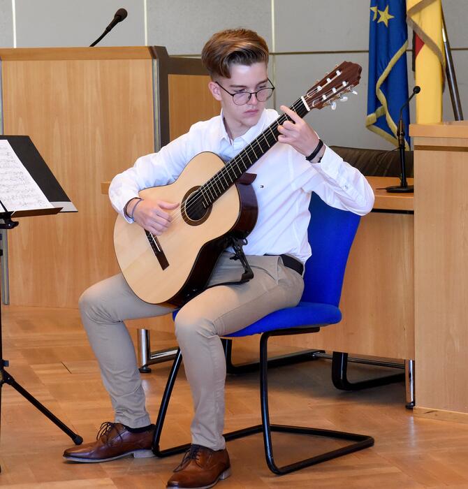 Gitarrenspiel von Aggelos Kamkinis beim Empfang für die Teilnehmer des Wettbewerbs Jugend musiziert