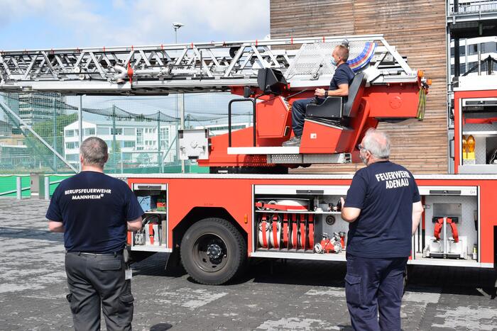 Vor der Übergabe in Mannheim erhielten die Kameraden noch eine ausführliche Einweisung in das Fahrzeug.