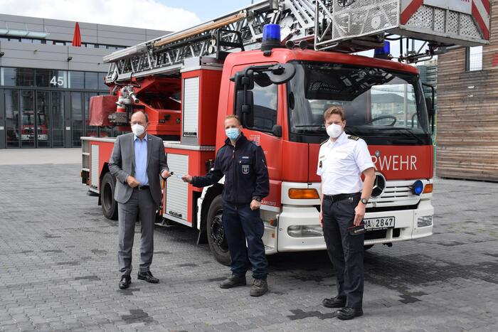 Mannheims Erster Bürgermeister und Feuerwehrdezernent Christian Specht überreicht den Fahrzeugschlüssel gemeinsam mit dem stellvertretenden Feuerwehrkommandanten Thomas Näther an den stellvertretenden Adenauer Wehrführer René Lenzen.