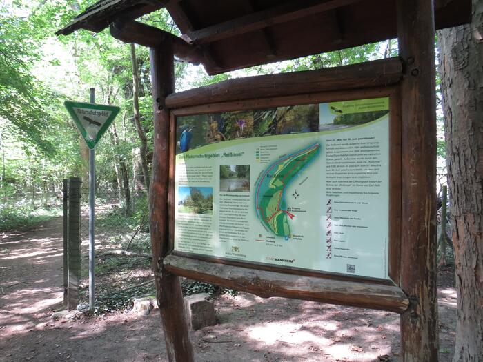 Die neue Informationstafel am Eingang der Reißinsel