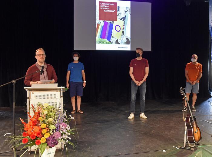 Bürgermeister Dirk Grunert bei seiner Ansprache anlässlich des Regenbogenempfangs 