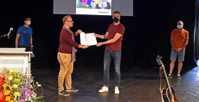 Zum 25. Jubiläum des Sportvereins mvd überreichte Bürgermeister Dirk Grunert dessen erstem Vorsitzenden, Markus Kellmann, eine Urkunde der Stadt Mannheim.