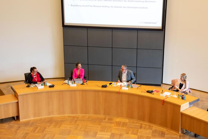 Oberbürgermeister Dr. Peter Kurz mit Anja Russow-Hötting, Vorsitzende des Gesamtpersonalrats (links), Dr. Liane Schmitt, Leiterin des Fachbereichs Organisation und Personal (2. v. l.), sowie Jamie Lee Imhof, Vorsitzende der Gesamtjugend- und Auszubildendenvertretung (rechts), bei der Einführungsveranstaltung für neue Auszubildende und Studierende bei der Stadt Mannheim