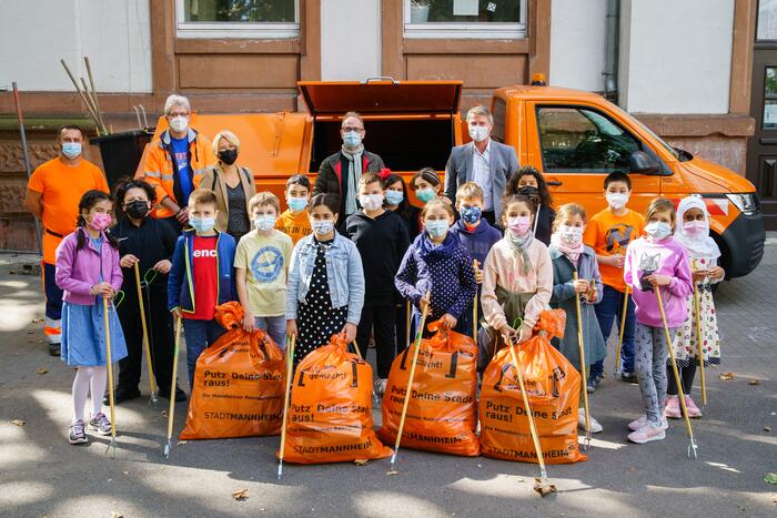 Herr Bürgemeister Grunert und Herr Roeingh vom Stadtraumservice mit Teilnehmenden.