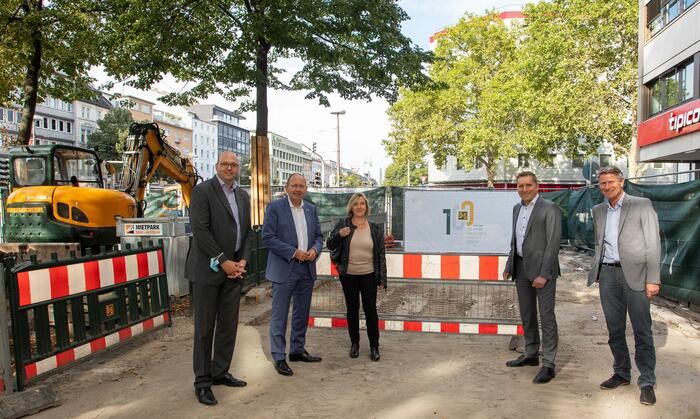 Beim Pressetermin am Bahnhofsvorplatz stellten v.l.n.r. Marcus Geithe, Geschäftsführer der MV Mannheimer Verkehr GmbH, Christian Specht, Erster Bürgermeister und ÖPNV-Dezernent der Stadt Mannheim, Anja Ehrenpreis, Baustellenmanagement des Stadtraumservice Mannheim, Martin in der Beek, Technischer Geschäftsführer der rnv, sowie Markus Roeingh, Eigenbetriebsleiter des Stadtraumservice Mannheim, den Stand der Baumaßnahme vor.