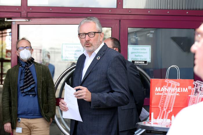 "Das Mannheimer Impfzentrum war für uns ein zentraler Faktor in der Bekämpfung der Pandemie", lobte Oberbürgermeister Dr. Peter Kurz den Einsatz aller Beteiligten.