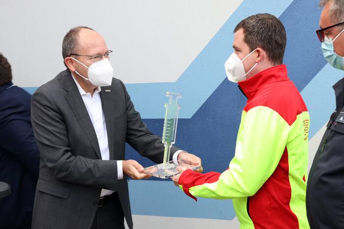 Erster Bürgermeister Christian Specht überreicht den Hilfsorganisationen zum Dank ein Präsent.