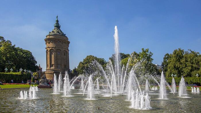 Wasserturm mit Fontäne