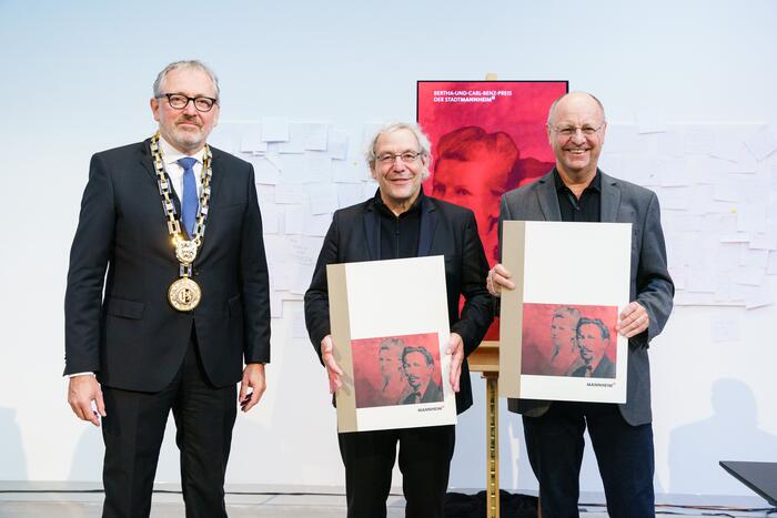 Die Preisträger des Bertha-undCarl-Benz-Preises 2021 zusammen mit Oberbürgermeister Dr. Peter Kurz
