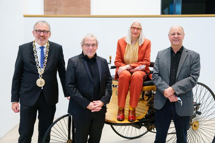 Gruppenbild mit den Preisträgern des Bertha-und-Carl-Benz-Preises 2021 vor dem Benz-Motorwagen