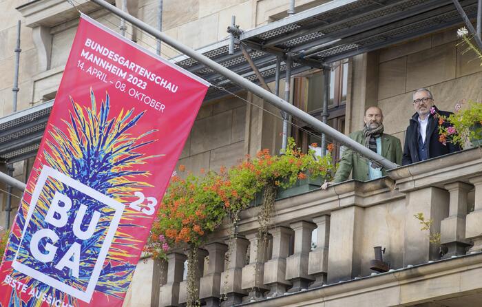 Buga-Fahnen am Rathaus entrollt