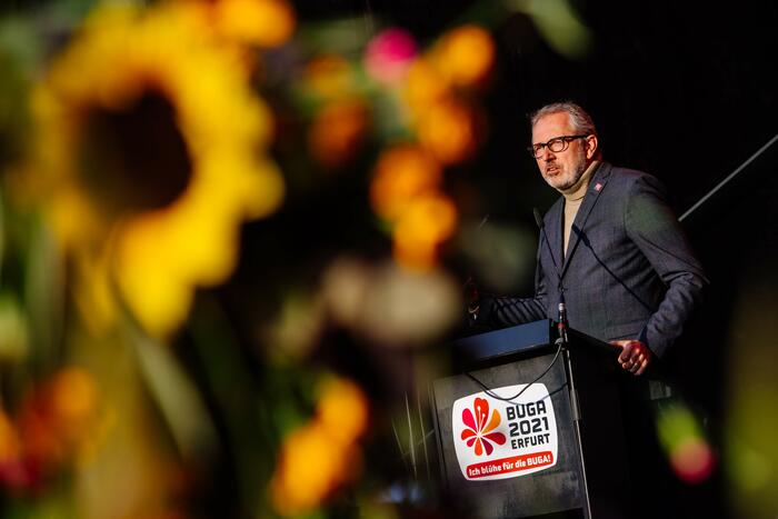 OB Dr. Peter Kurz spricht in Erfurt bei der Übergabe der Buga-Fahne