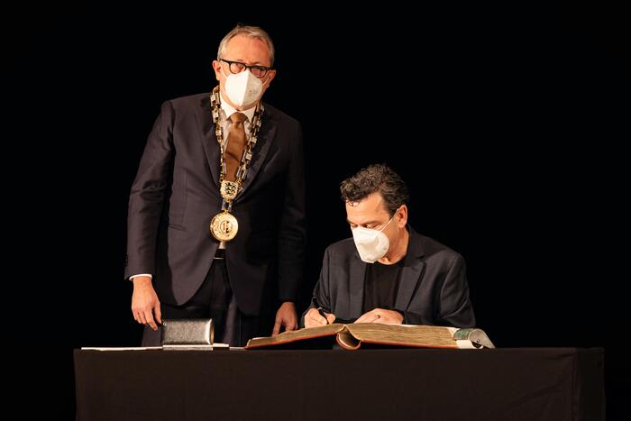 Christian Petzold trägt sich ins Goldene Buch der Stadt ein