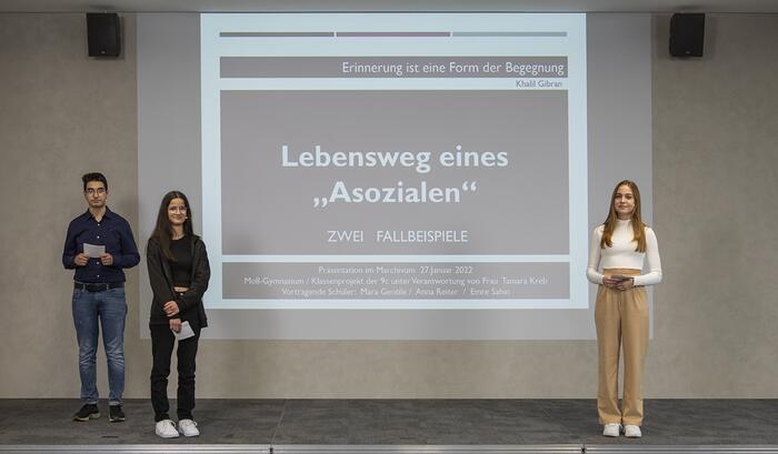 Schülerinnen und Schüler des Moll-Gymnasiums bei der Gedenkveranstaltung für die Opfer des Nationalsozialismus 