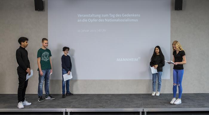 Schülerinnen und Schüler der Wilhelm-Wundt-Realschule bei der Gedenkfeier für die Opfer des Nationalsozialismus