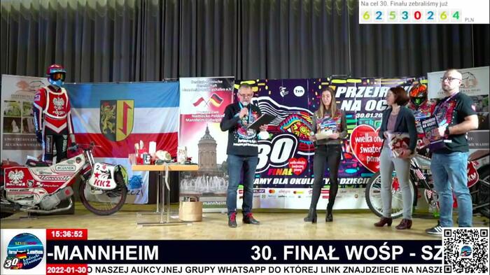 Stadrätin Wellenreuther mit den Veranstaltern auf der Bühne für die Online-Übertragung der Spendenaktion "Das große Finale"