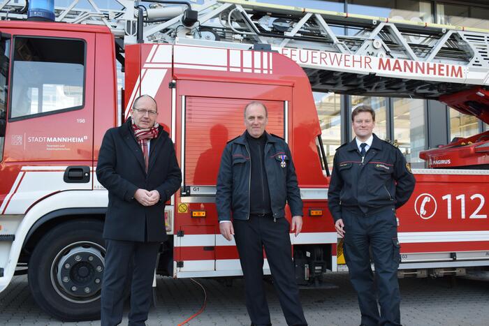 v.l.n.r: Erster Bürgermeister und Feuerwehrdezernent Christian Specht, der ehemalige Feuerwehrchef Karlheinz Gremm und sein Nachfolger Thomas Näther