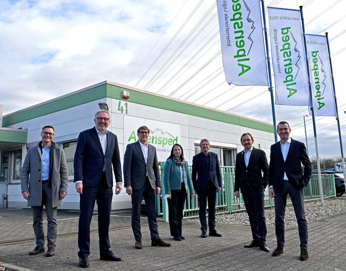 Städtische Delegation besucht Alpensped - Aufnahme vor Firmengebäude