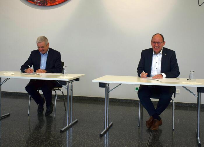 Ministerialdirigent Hermann Schröder und Erster Bürgermeister Christian Specht unterzeichnen die Überlassungserklärung.