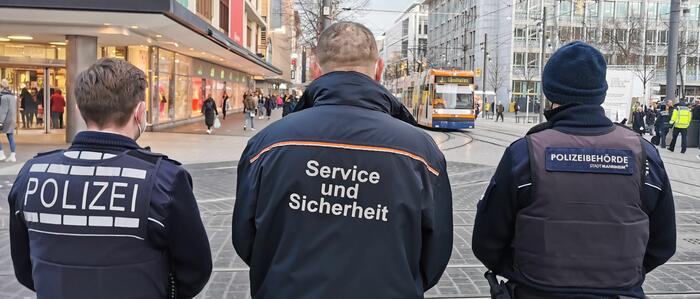 Polizei, städtischer Ordnungsdienst und rnv haben bei einer Schwerpunktaktion gemeinsam das Einhalten der Corona-Maßnahmen im ÖPNV kontrolliert.