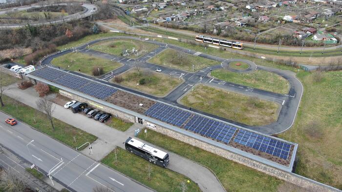 Die Photovoltaikanlage auf dem Flachdach der Jugendverkehrsschule.