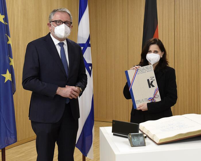 OB Dr. Peter Kurz übergibt ein Gastgeschenk an die israelische Generalkonsulin