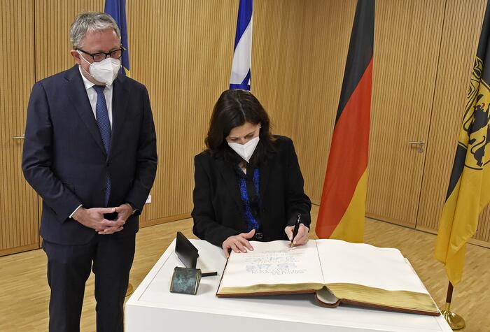 Die israelische Generalkonsulin Carmela Shamir trägt sich ins Goldene Buch der Stadt ein