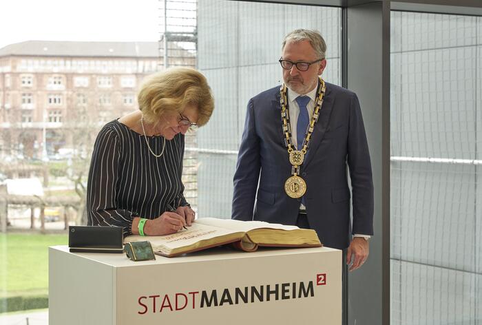 Prof. Christa-Dürscheid trägt sich ins Goldene Buch ein