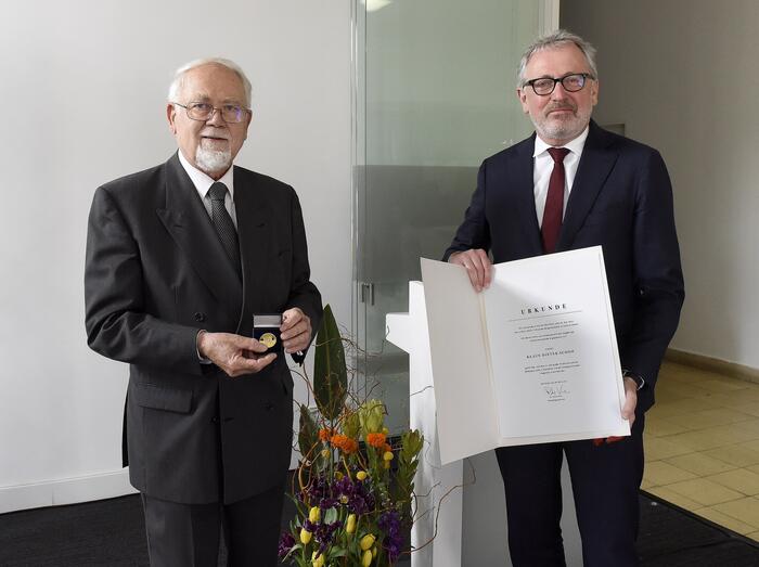 OB. Dr. Kurz übergibt Klaus-Dieter Schoo die Urkunde zur Bürgermedaillen-Verleihung
