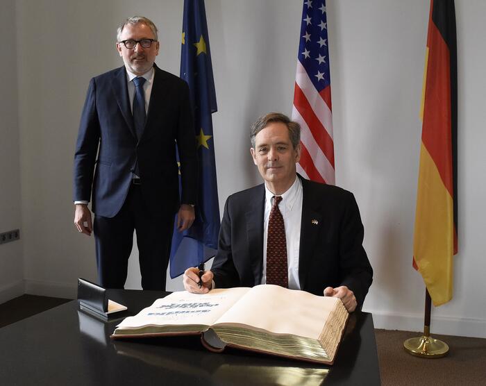 Generalkonsul Scharpf trägt sich ins Goldene Buch ein