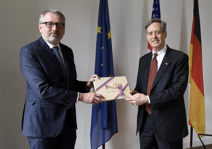 OB Dr. Kurz übergibt ein Gastgeschenk an den amerikansichen Generalkonsul