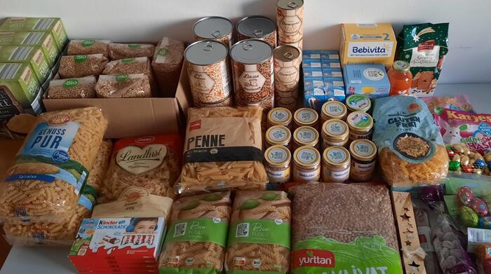 Tisch mit Lebensmitteln für Geflüchtete