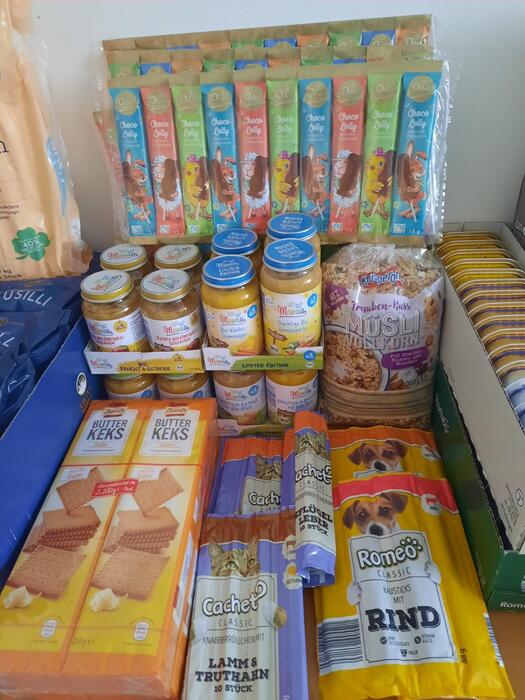 Tisch mit Lebensmitteln für Geflüchtete