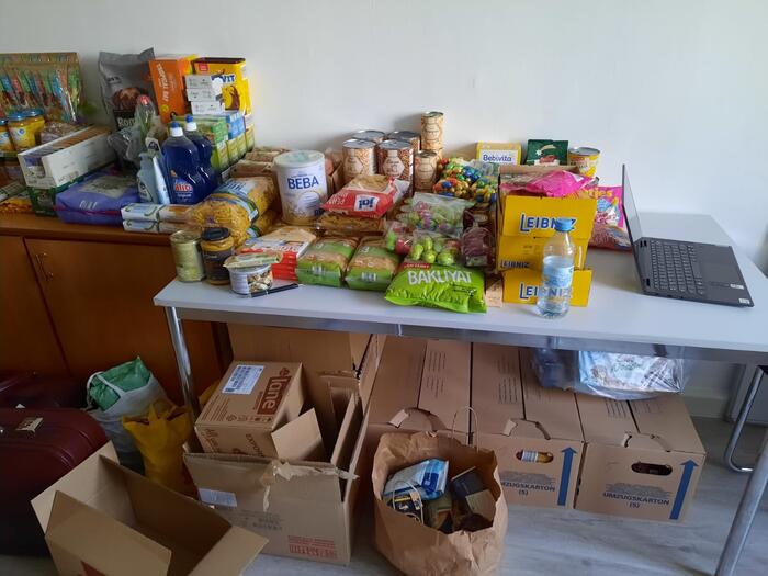 Tisch mit Lebensmitteln für Geflüchtete