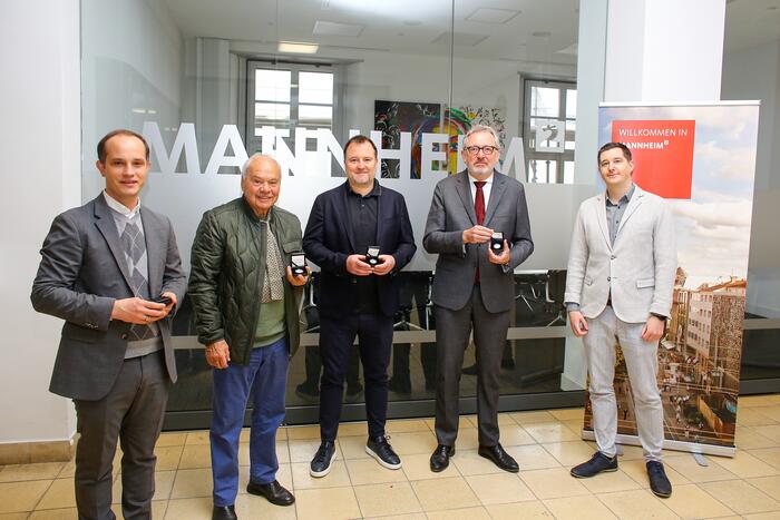 Übergabe der Sepp-Herberger-Münze an Oberbürgermeister Dr. Peter Kurz (01)