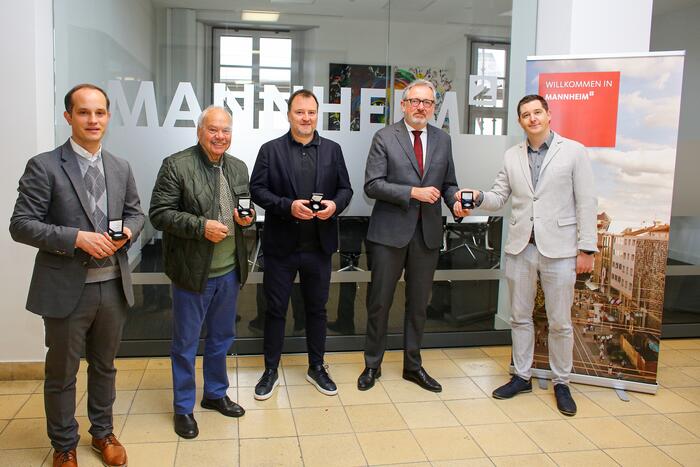 Übergabe der Sepp-Herberger-Münze an Oberbürgermeister Dr. Peter Kurz