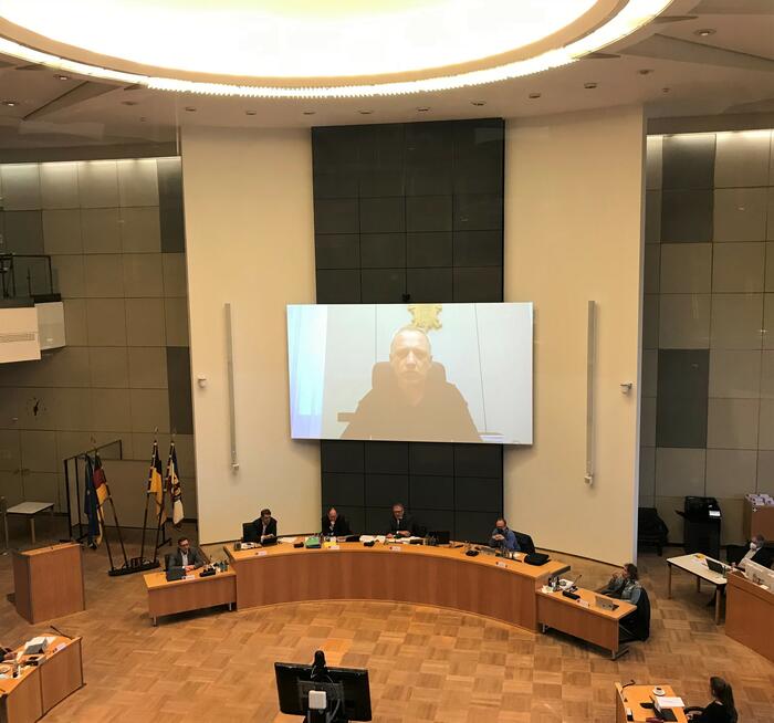 Roman Klichuk, Oberbürgermeister von Czernowicz, spricht vor dem Mannheimer Gemeinderat