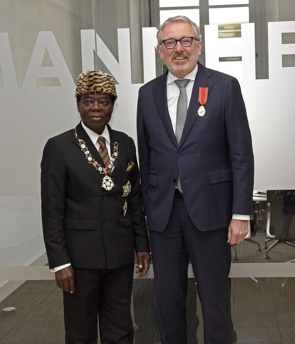 OB Dr. Kurz erhält Jubiläumsmedaille von König Céphas Bansah