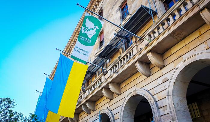 Ukraine Flaggen am Rathaus E5