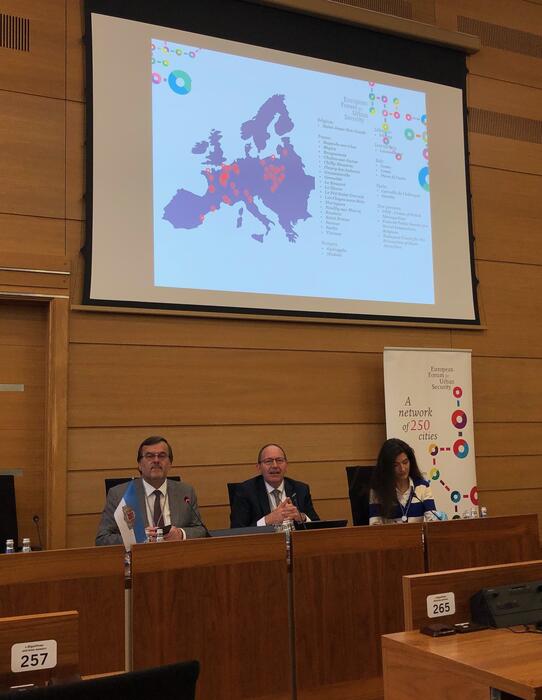 v.l.n.r.: Willy Demeyer (Oberbürgermeister von Lüttich, Präsident von EFUS), Christian Specht (Erster Bürgermeister der Stadt Mannheim, Vize-Präsident von EFUS), Mercè Soro (aus Katalonien, Vize-Präsidentin EFUS)