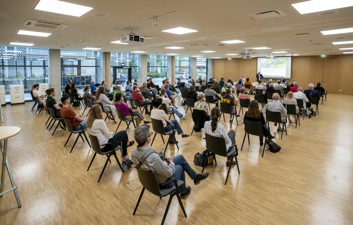 Zahlreiche BürgerInnen kamen am Montagabend ins Neue Technische Rathaus, um sich über die neue Stadtbahntrasse zu informieren.