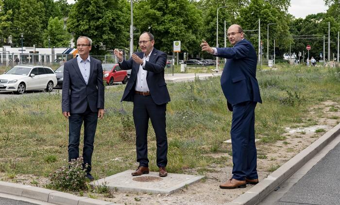 Erster Bürgermeister und ÖPNV-Dezernent Christian Specht (Mitte), gemeinsam mit Marcus Geithe (rechts), Geschäftsführer der MV Mannheimer Verkehr GmbH, und Sebastian Klostermann, rnv-Projektverantwortlicher (links) an der Freihaltetrasse im Glückstein-Quartier