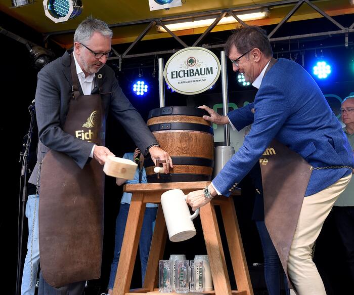 Oberbürgermeister Dr. Peter Kurz und Bürgermeister Michael Grötsch beim gemeinsamen Fassanstich