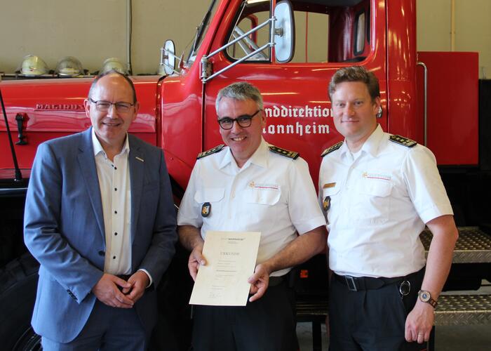 v.l.n.r.: Erster Bürgermeister und Feuerwehrdezernent Christian Specht, Ehrenabteilungskommandant der FF sowie stv. Kommandant der BF Mannheim Jens Stiegel, Feuerwehrkommandant der Berufsfeuerwehr Mannheim Thomas Näther