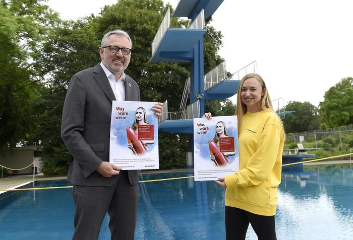 Oberbürgermeister Dr. Peter Kurz zusammen mit Rubina Polland, Auszubildende zur Fachangestellten für Bäderbetriebe