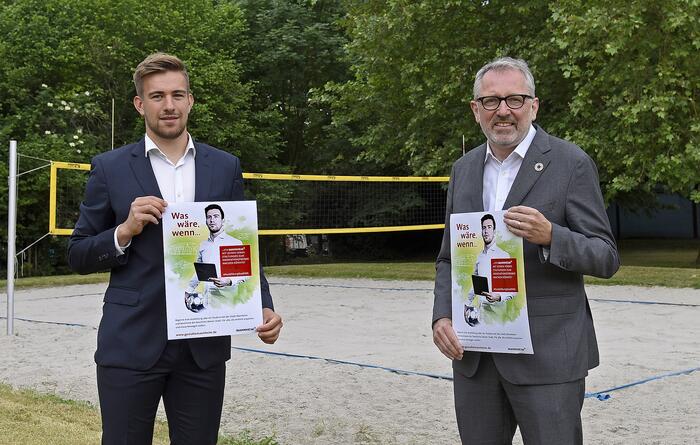 Oberbürgermeister Dr. Peter Kurz zusammen mit Marco Cardona, Studierender Messe-, Kongress- und Eventmanagement, Fachrichtung Sport und Freizeit