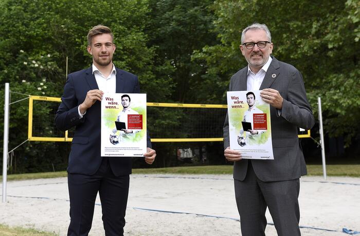 Oberbürgermeister Dr. Peter Kurz zusammen mit Marco Cardona, Studierender Messe-, Kongress- und Eventmanagement, Fachrichtung Sport und Freizeit