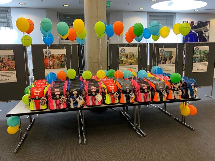 Die Schulranzen stehen bereit.