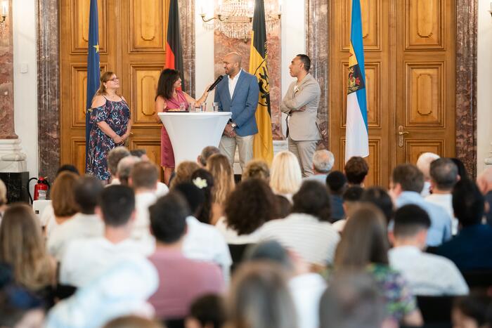 Moderatorin der Einbürgerungsveranstaltung Rosa Omenaca Prado und die Teilnehmenden der Talkrunde Maria Perri, Abdalla Gdoura, Muhammad Shoaib Ahmed Jalili