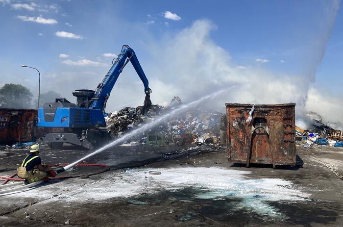 Am Mittwochvormittag ist in einem Recyclingbetrieb ein Feuer ausgebrochen.